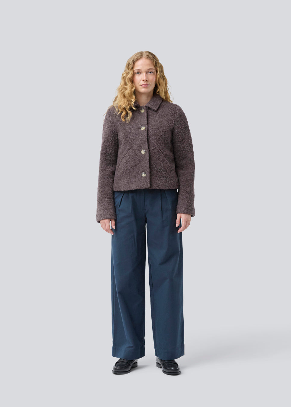 Kort jakke i uldblanding. JustyMD short jacket har en løs pasform, knappelukning og to lommer fortil.