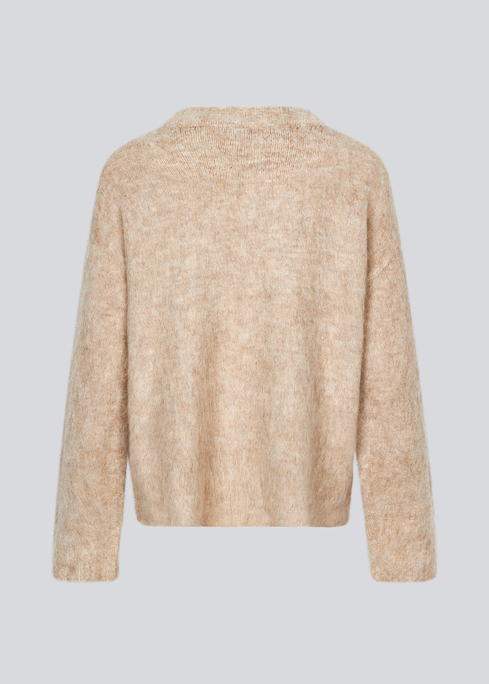 Blød strik i beige med v-udskæring. KaneMD v-neck har en løs pasform og lavskuldersøm. 
