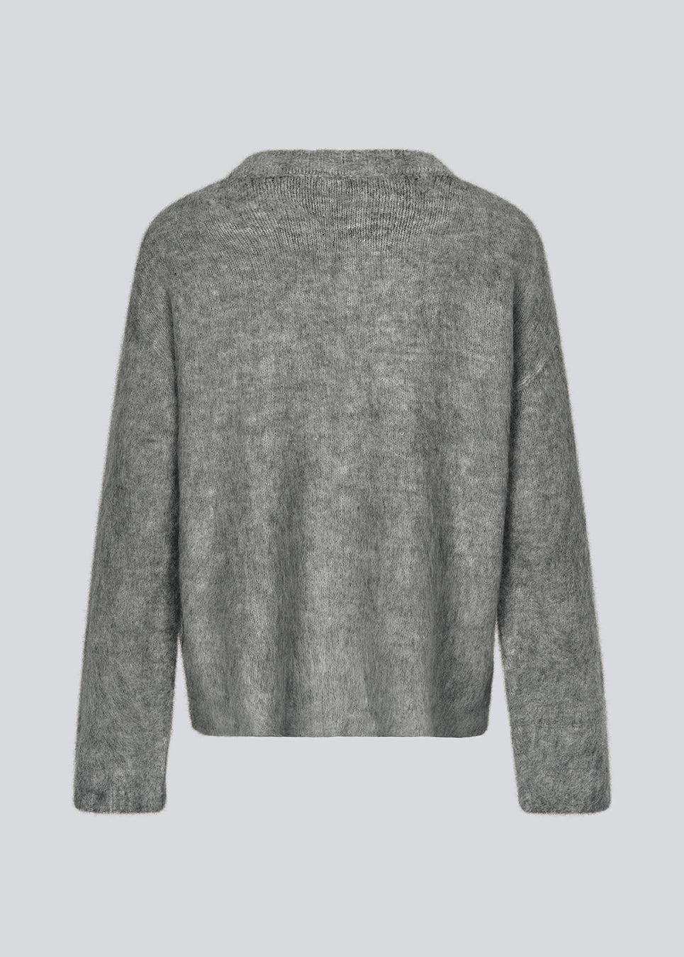 Blød strik i mørk grå med v-udskæring. KaneMD v-neck har en løs pasform og lavskuldersøm. 