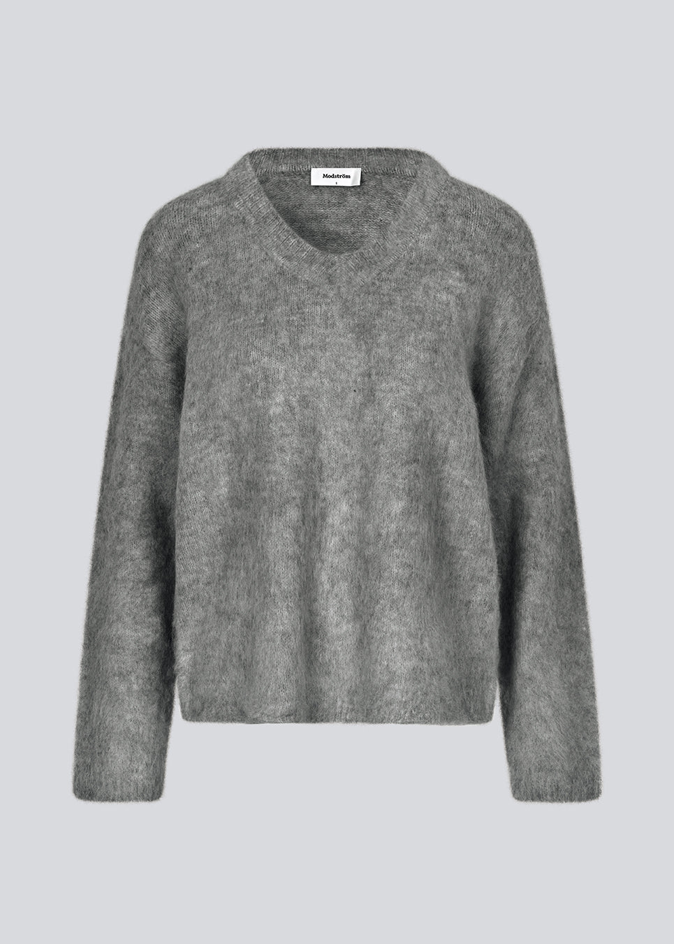 Blød strik i mørk grå med v-udskæring. KaneMD v-neck har en løs pasform og lavskuldersøm. 