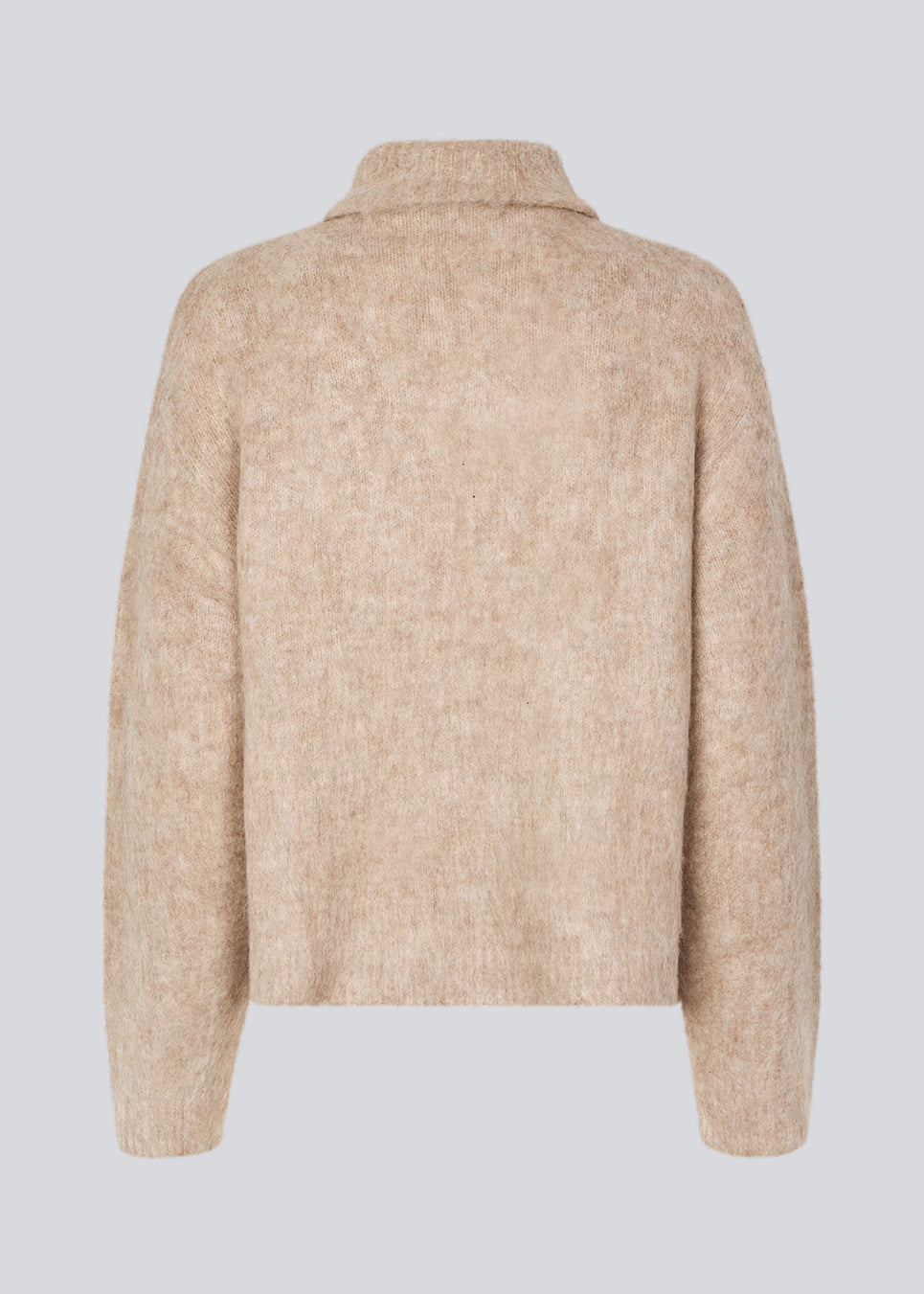 Blød beige strik med en høj hals og halv lynlås. KaneMD v-neck har en løs pasform og lav skuldersøm.