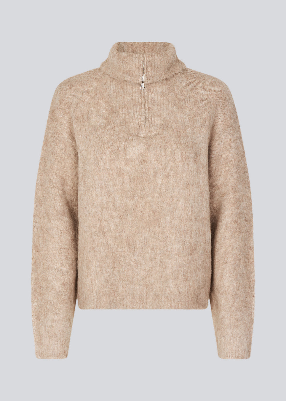 Blød beige strik med en høj hals og halv lynlås. KaneMD v-neck har en løs pasform og lav skuldersøm.