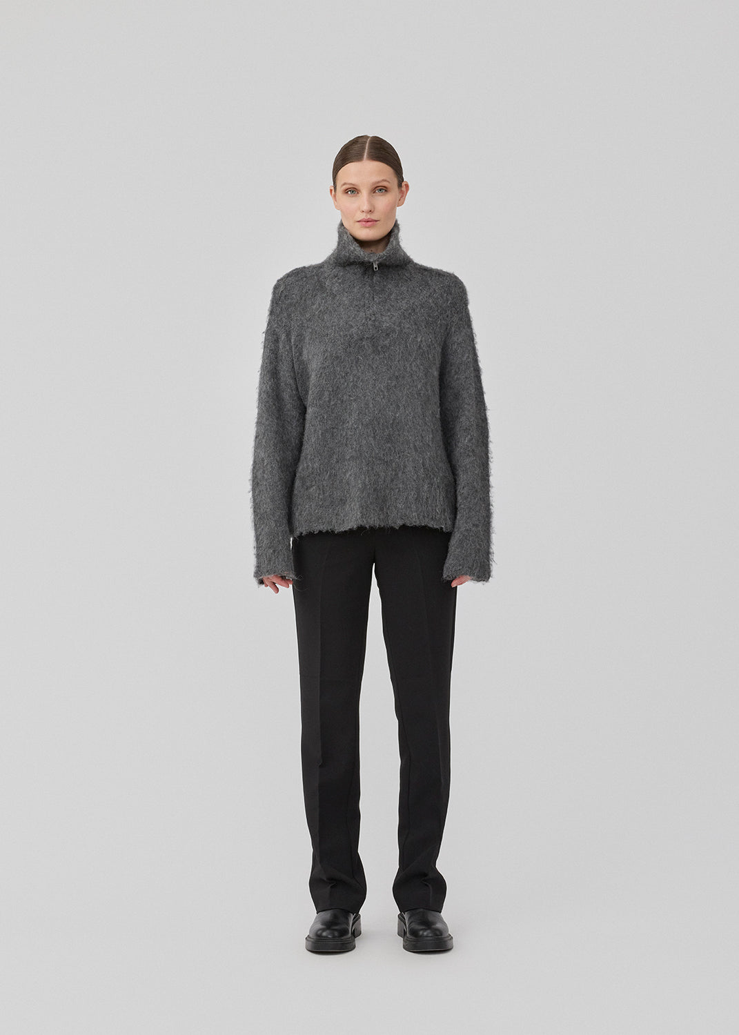 Blød strik i grå med en høj hals og halv lynlås. KaneMD v-neck har en løs pasform og lav skuldersøm.