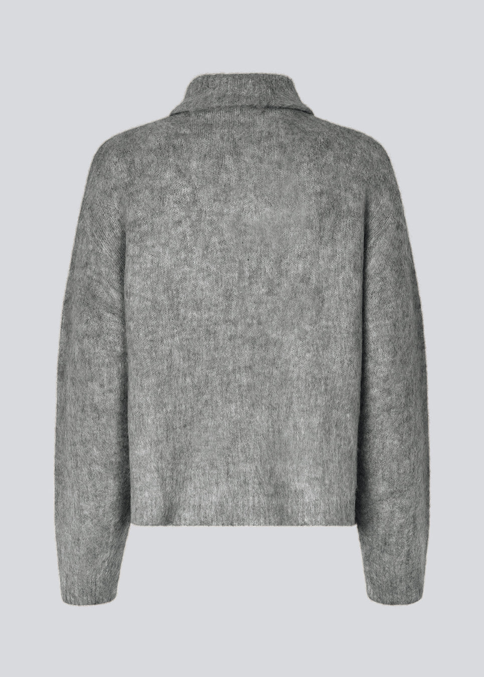 Blød strik i grå med en høj hals og halv lynlås. KaneMD v-neck har en løs pasform og lav skuldersøm.