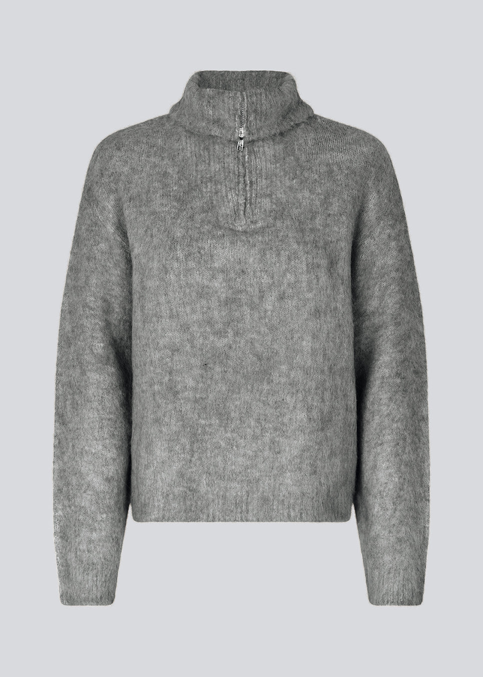 Blød strik i grå med en høj hals og halv lynlås. KaneMD v-neck har en løs pasform og lav skuldersøm.