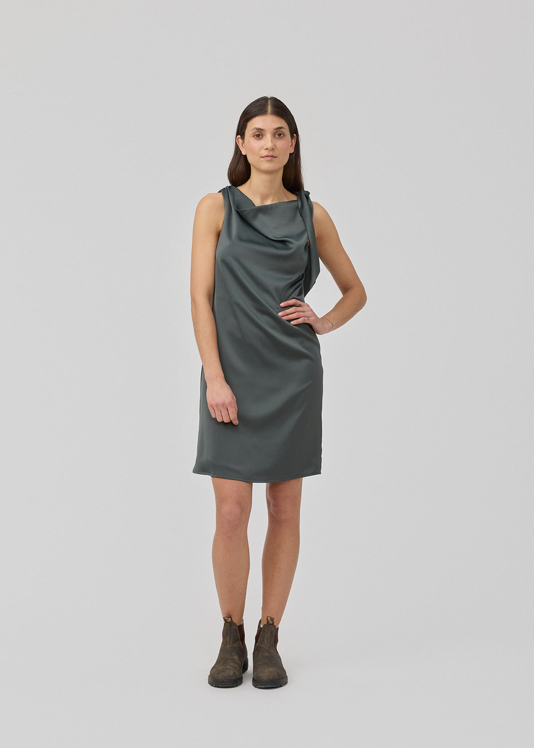 Midi satin kjole med vandfaldsdetalje ved halsen. KatjaMD dress har bindedetalje ved skulderen og en afslappet pasform.