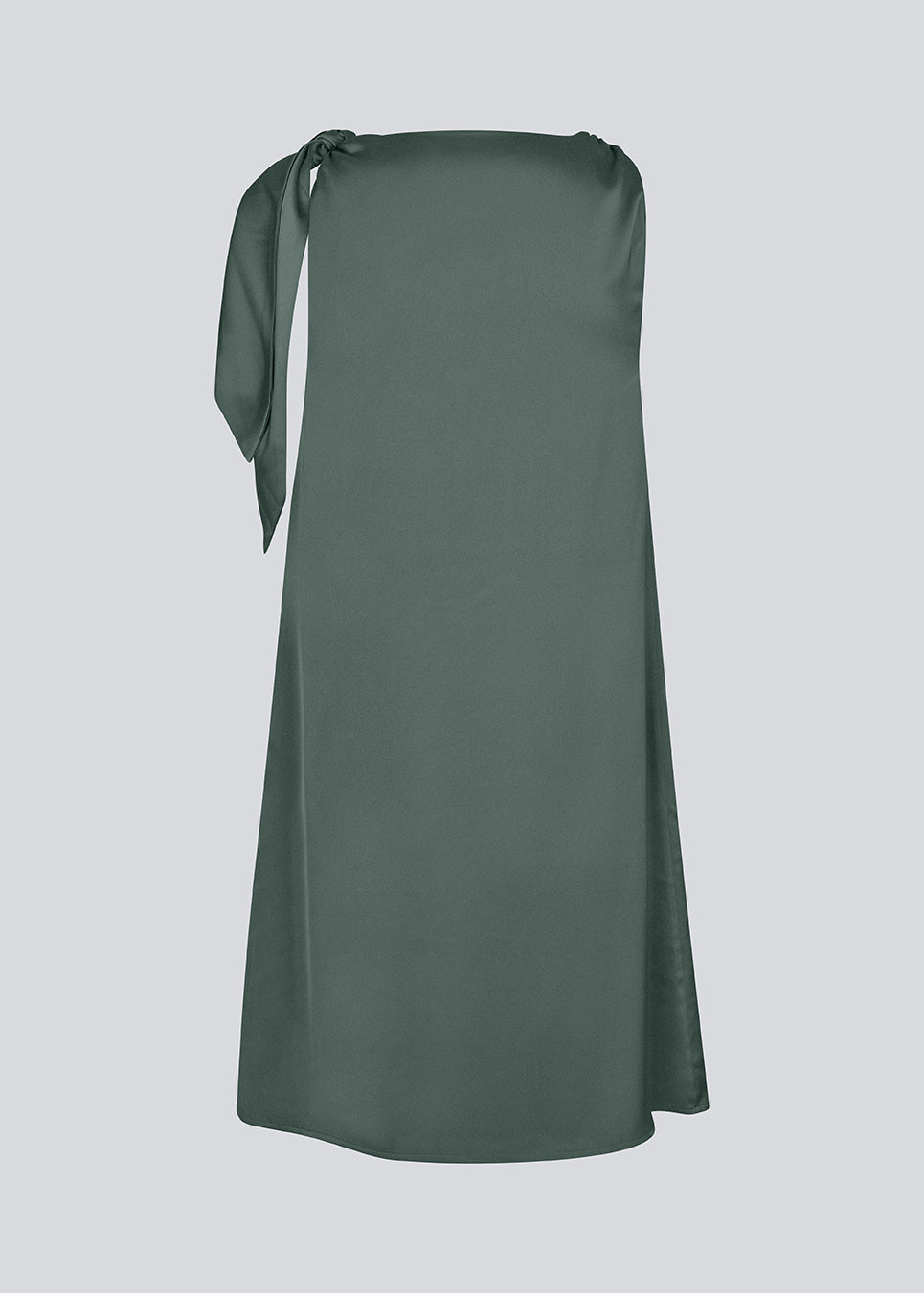 Midi satin kjole med vandfaldsdetalje ved halsen. KatjaMD dress har bindedetalje ved skulderen og en afslappet pasform.