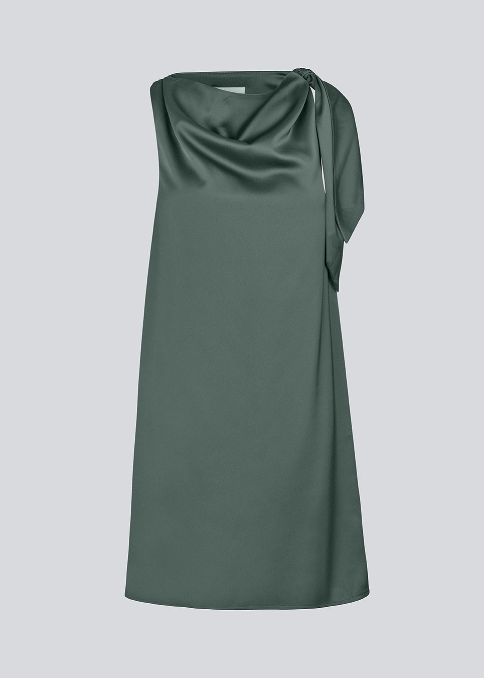Midi satin kjole med vandfaldsdetalje ved halsen. KatjaMD dress har bindedetalje ved skulderen og en afslappet pasform.