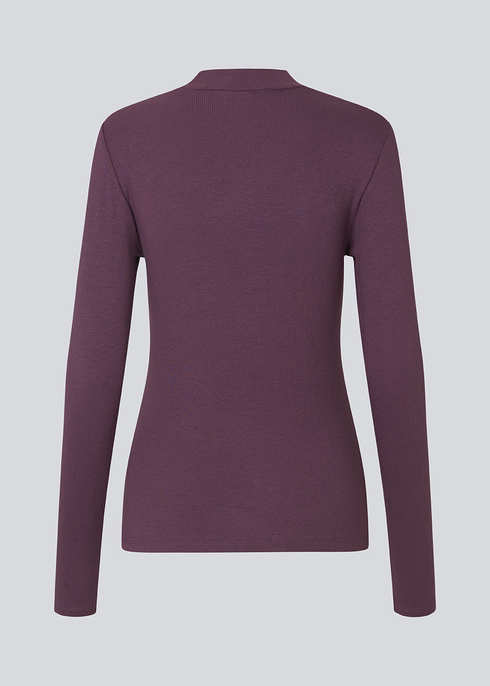 Lilla langærmet t-shirt med høj hals. Krown LS t-neck er i rib kvalitet og er tætsiddende i pasformen. Trøjen er i en lækker EcoVero viskose kvalitet.