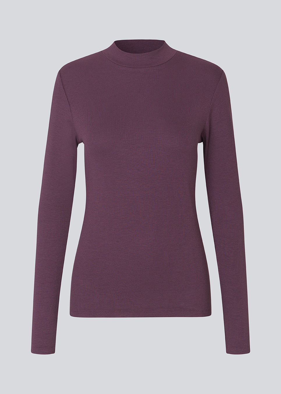 Lilla langærmet t-shirt med høj hals. Krown LS t-neck er i rib kvalitet og er tætsiddende i pasformen. Trøjen er i en lækker EcoVero viskose kvalitet.