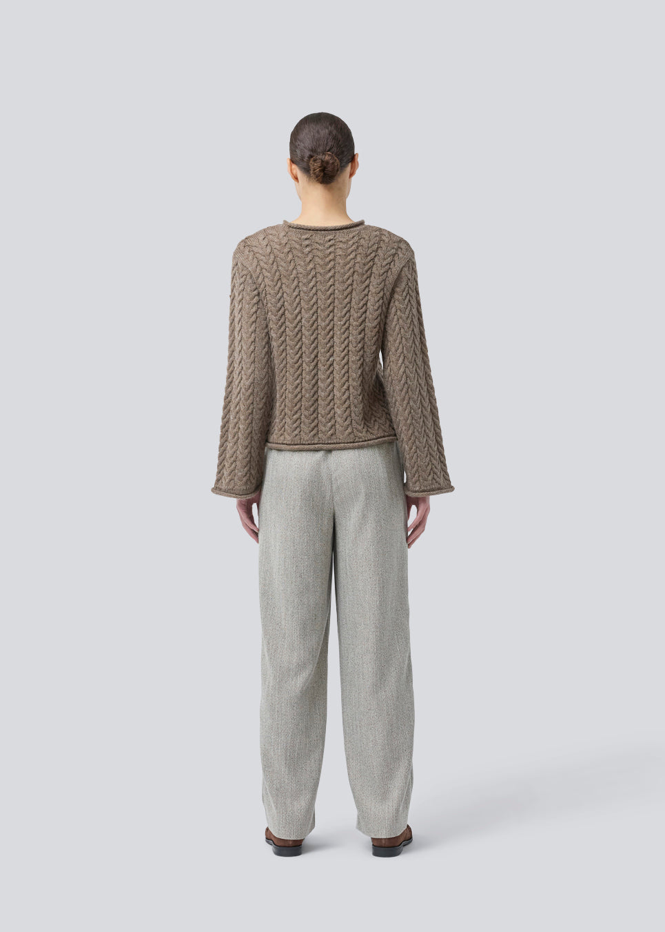 Løs strik med brede ærmer i kabel strik. KurtisMD v-neck har en rund halsudskæring og rullede detaljer på ærmerne og halsen.