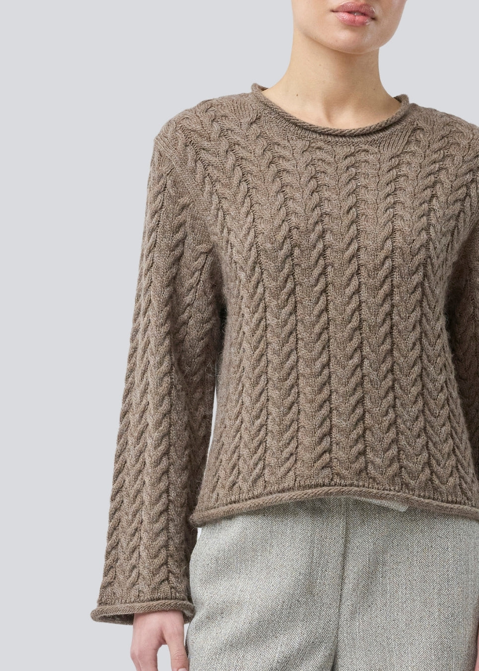 Løs strik med brede ærmer i kabel strik. KurtisMD v-neck har en rund halsudskæring og rullede detaljer på ærmerne og halsen.