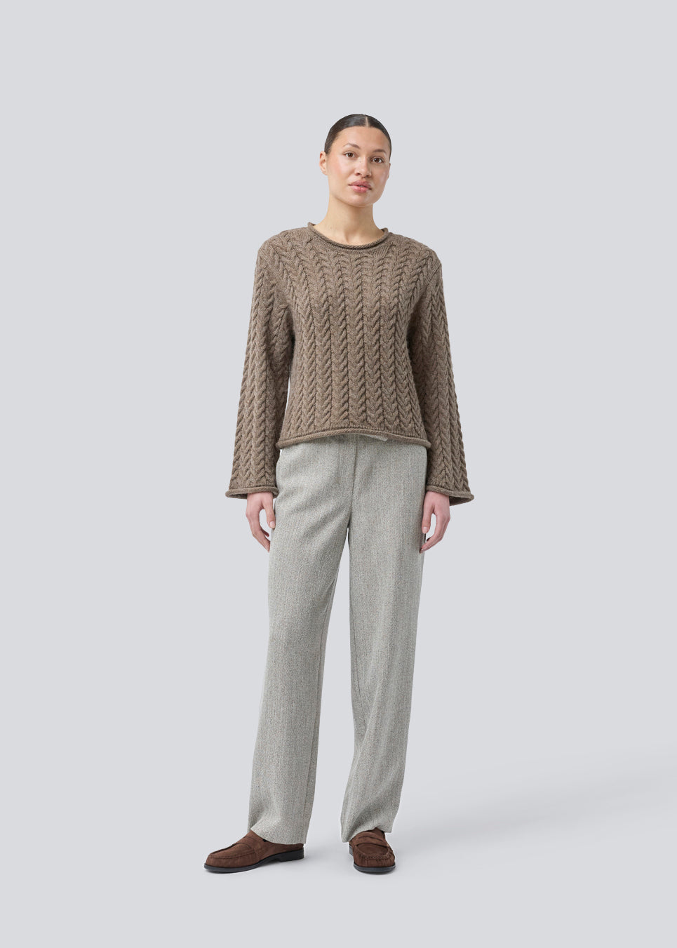 Løs strik med brede ærmer i kabel strik. KurtisMD v-neck har en rund halsudskæring og rullede detaljer på ærmerne og halsen.