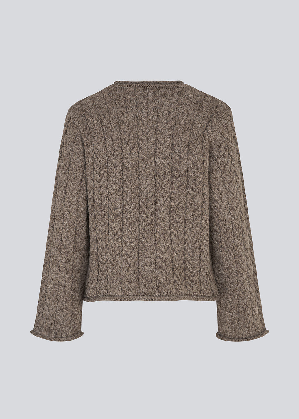 Løs strik med brede ærmer i kabel strik. KurtisMD v-neck har en rund halsudskæring og rullede detaljer på ærmerne og halsen.