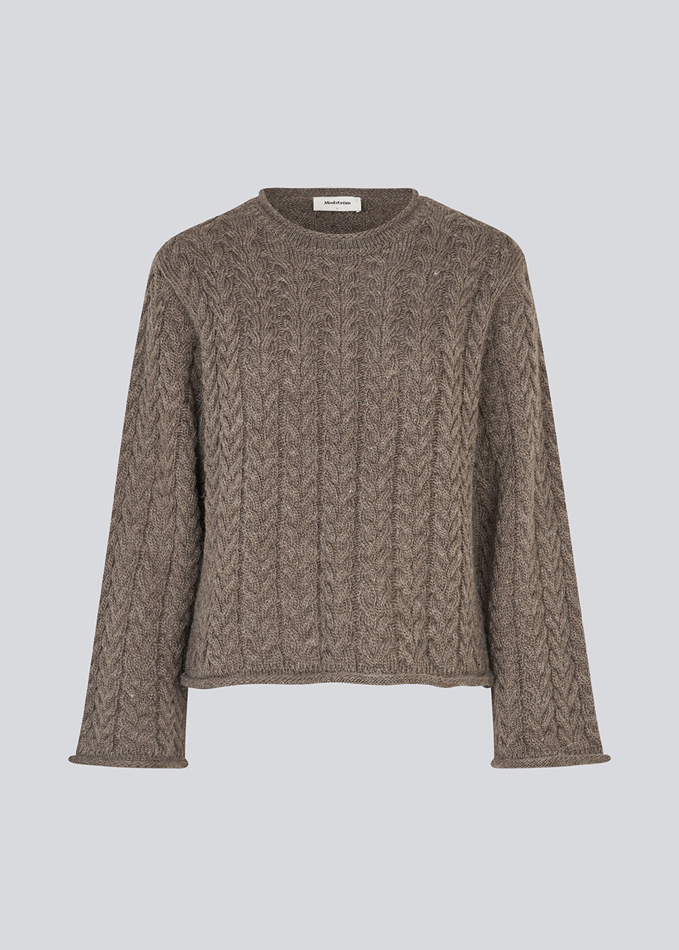 Løs strik med brede ærmer i kabel strik. KurtisMD v-neck har en rund halsudskæring og rullede detaljer på ærmerne og halsen.