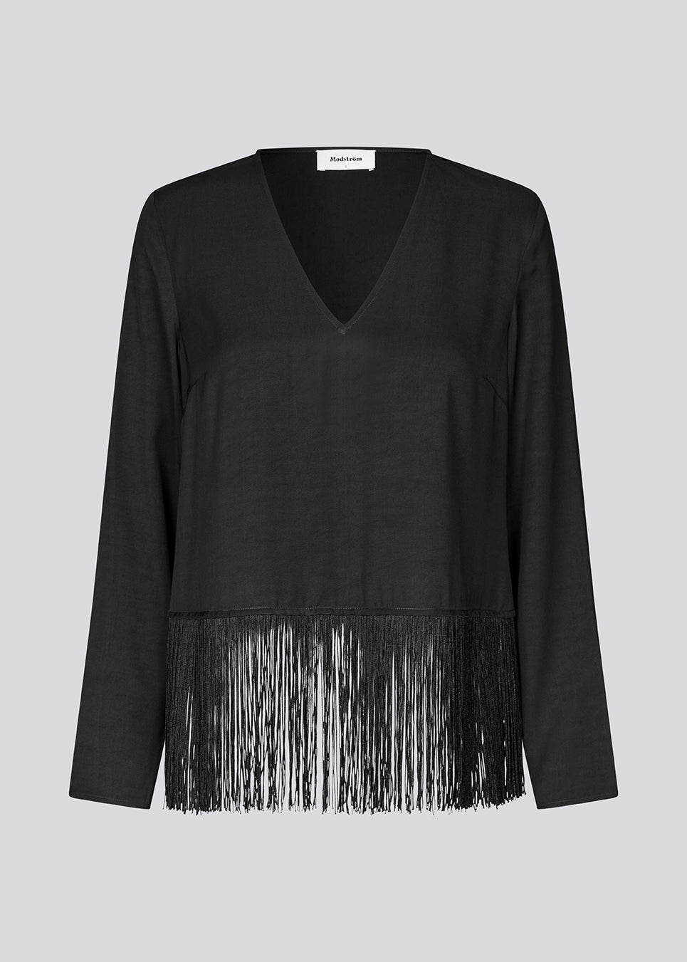 Langærmet sort top i twill med frynsedetalje. KylerMD shirt har en V-udskæring og løse ærmer.