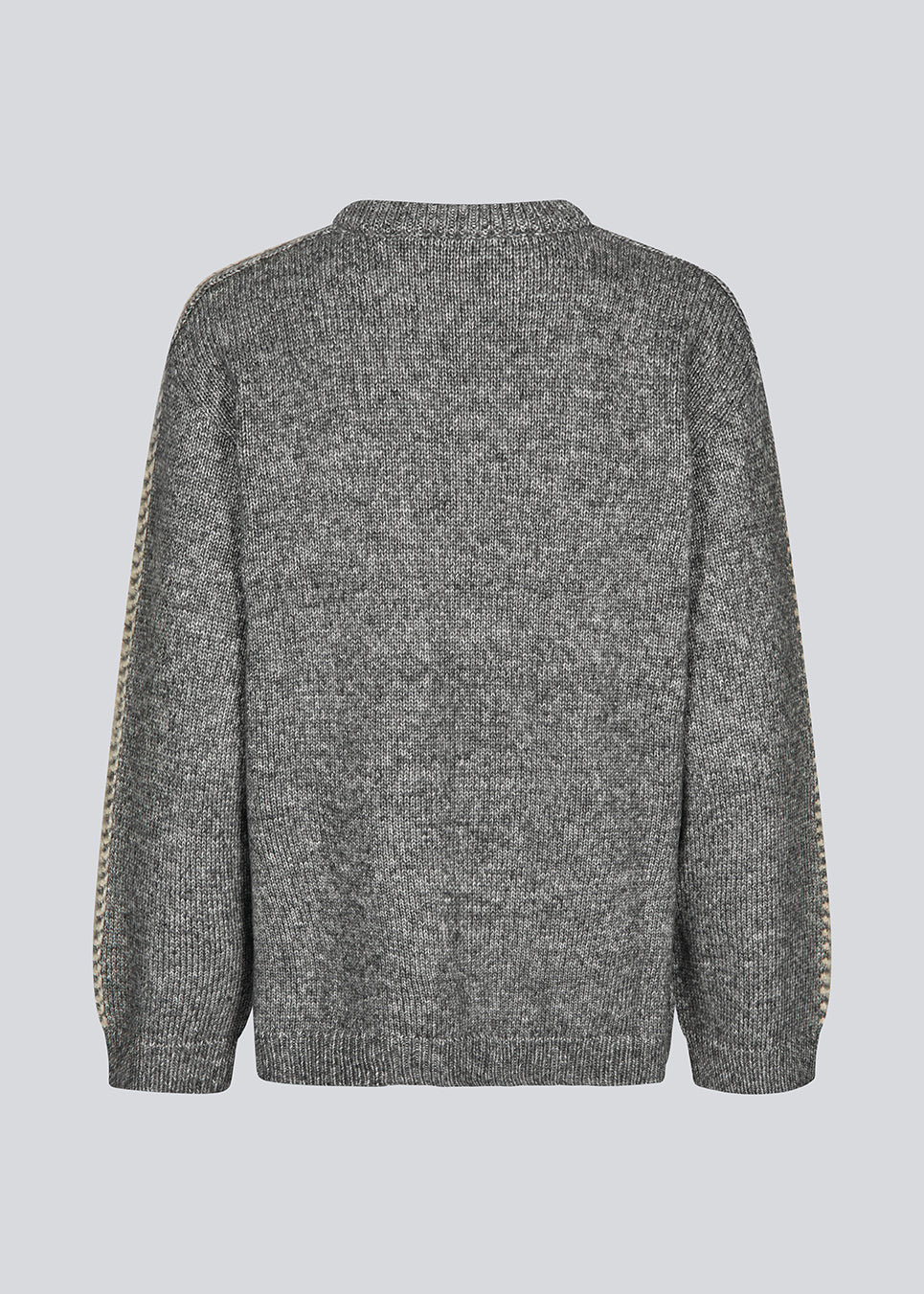 Blød mørkegrå strik med beige detalje på ærmet. LineMD o-neck har en rund hals og en løs pasform, samt slidser i siderne. Modellen er 177 cm og har en størrelse S/36 på.