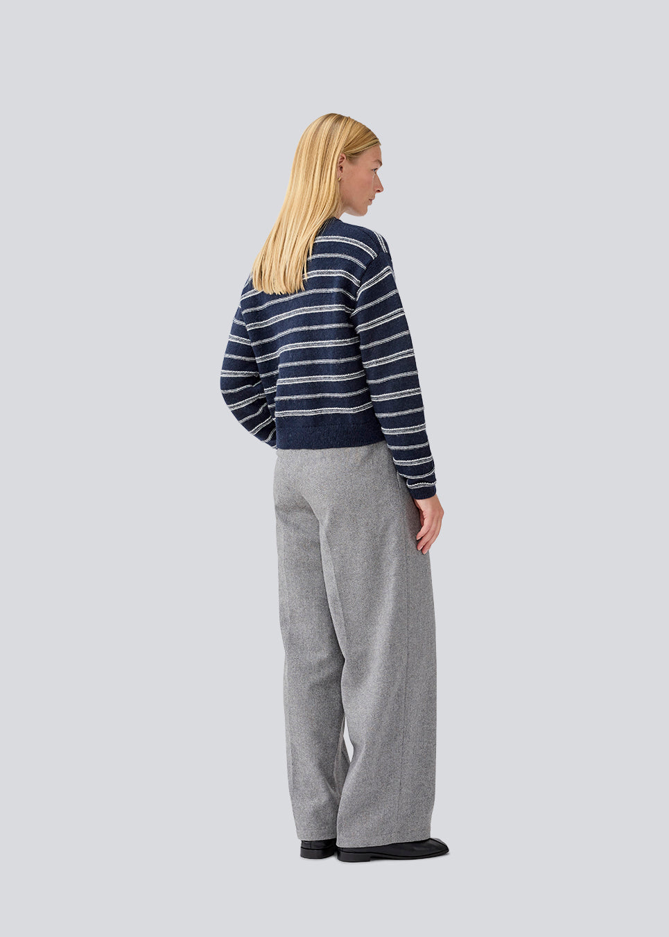Oversize stribet strik med med rund hals. LineusMD stripe o-neck har lange ærmer med vide og en lav skuldersøm. Modellen er 177 cm og har en størrelse S/36 på.