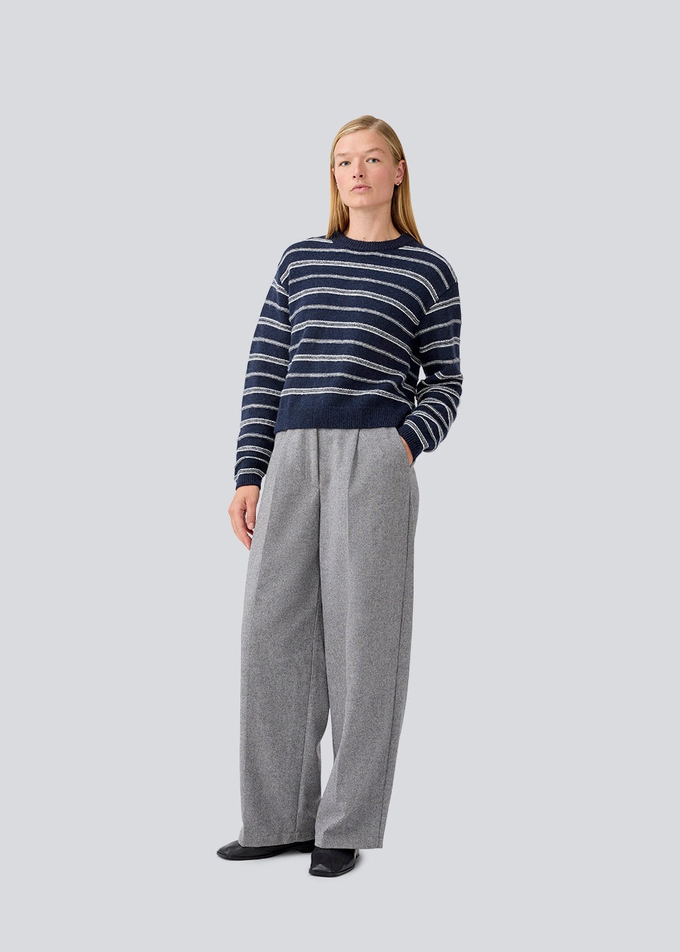 Oversize stribet strik med med rund hals. LineusMD stripe o-neck har lange ærmer med vide og en lav skuldersøm. Modellen er 177 cm og har en størrelse S/36 på.
