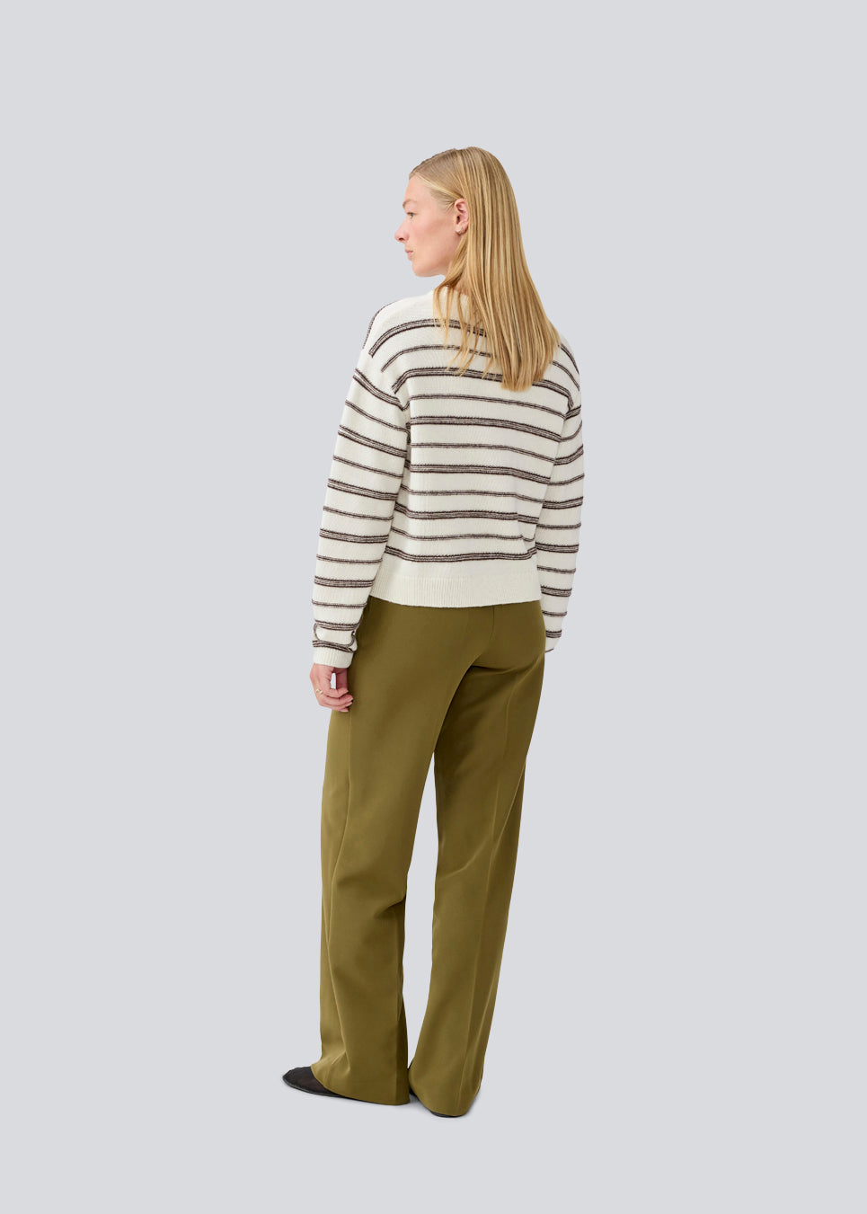 Oversize stribet strik med med rund hals. LineusMD stripe o-neck har lange ærmer med vide og en lav skuldersøm. Modellen er 177 cm og har en størrelse S/36 på.