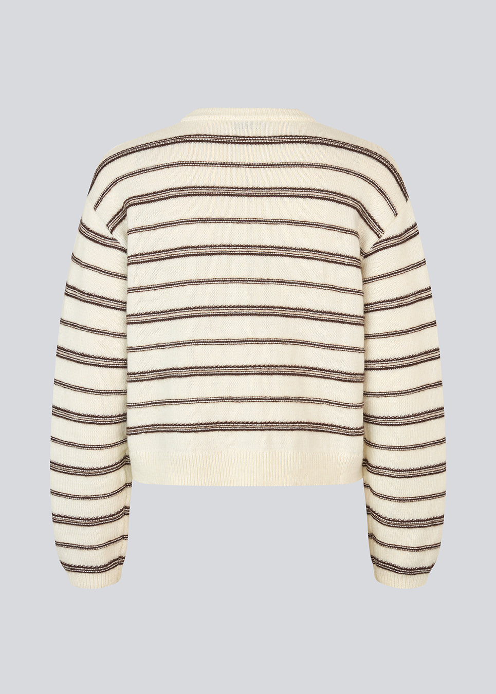Oversize stribet strik med med rund hals. LineusMD stripe o-neck har lange ærmer med vide og en lav skuldersøm. Modellen er 177 cm og har en størrelse S/36 på.