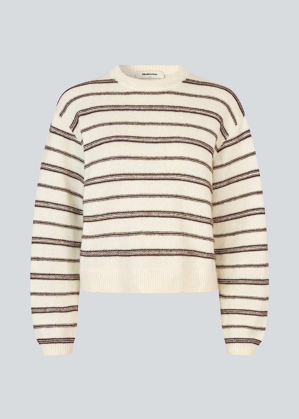 Oversize stribet strik med med rund hals. LineusMD stripe o-neck har lange ærmer med vide og en lav skuldersøm. Modellen er 177 cm og har en størrelse S/36 på.