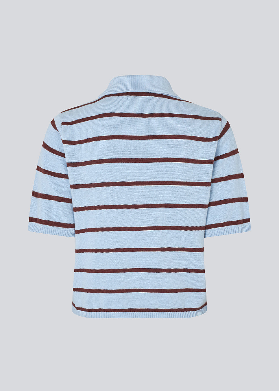 Blød strikket polo i 100% bomuld. MalvaMD SS polo har en krave med stolpelukning og korte ærmer.