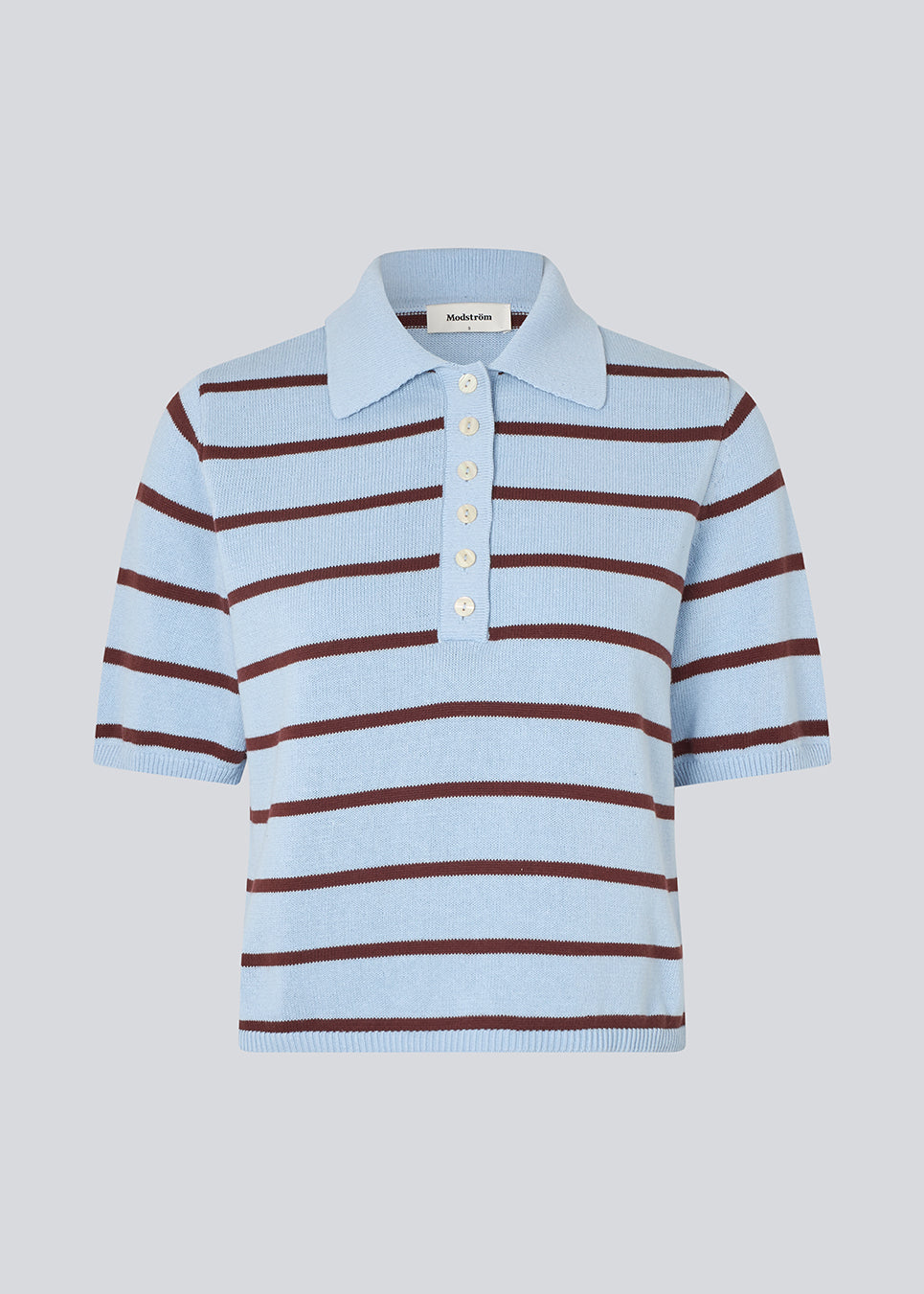 Blød strikket polo i 100% bomuld. MalvaMD SS polo har en krave med stolpelukning og korte ærmer.