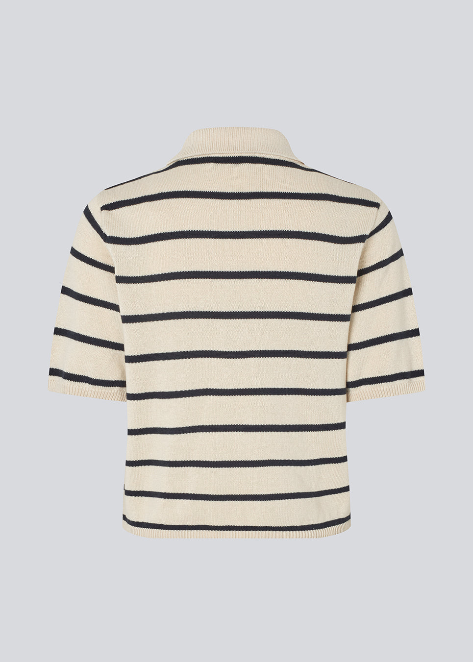 Blød strikket polo i 100% bomuld. MalvaMD SS polo har en krave med stolpelukning og korte ærmer.