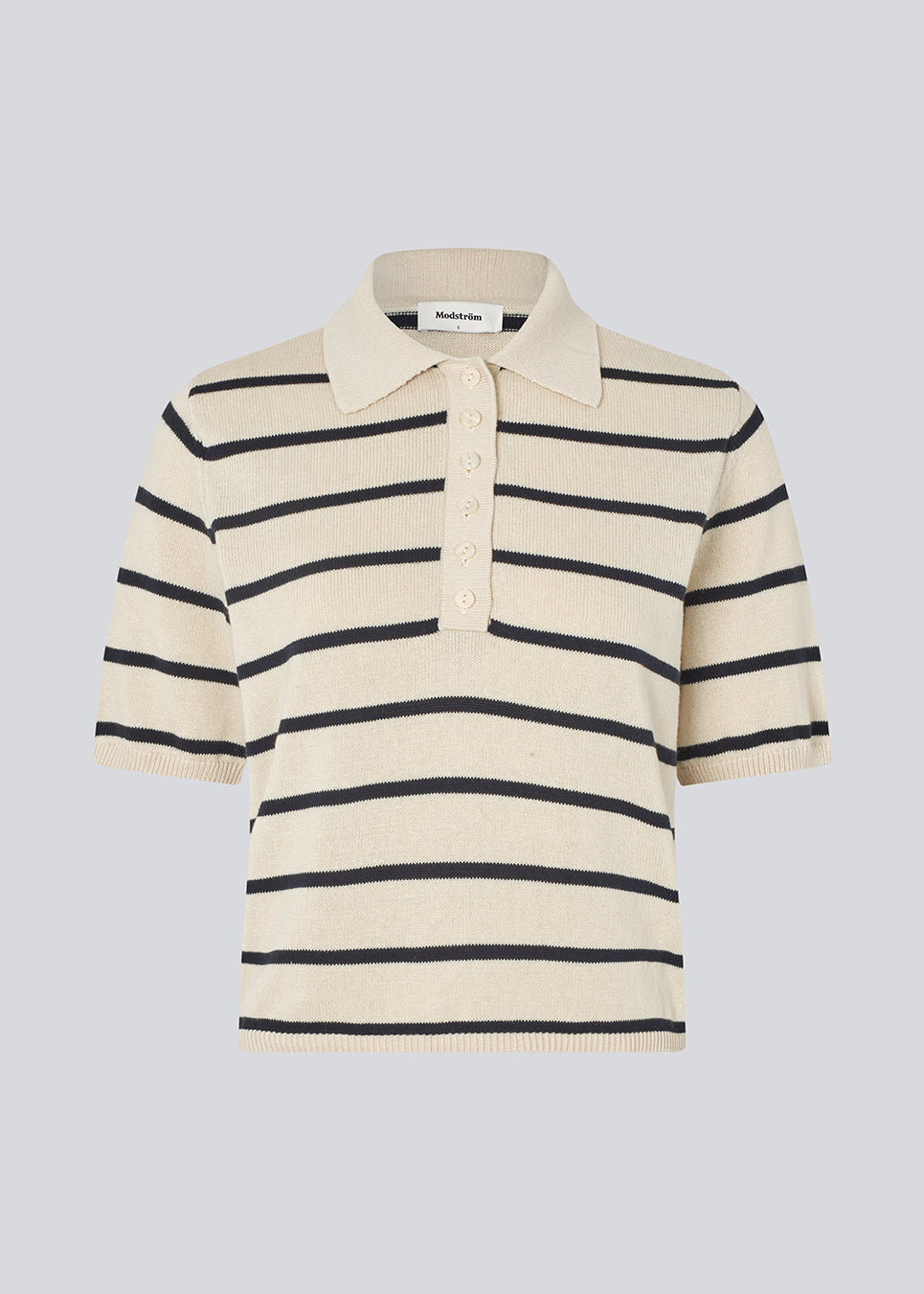 Blød strikket polo i 100% bomuld. MalvaMD SS polo har en krave med stolpelukning og korte ærmer.