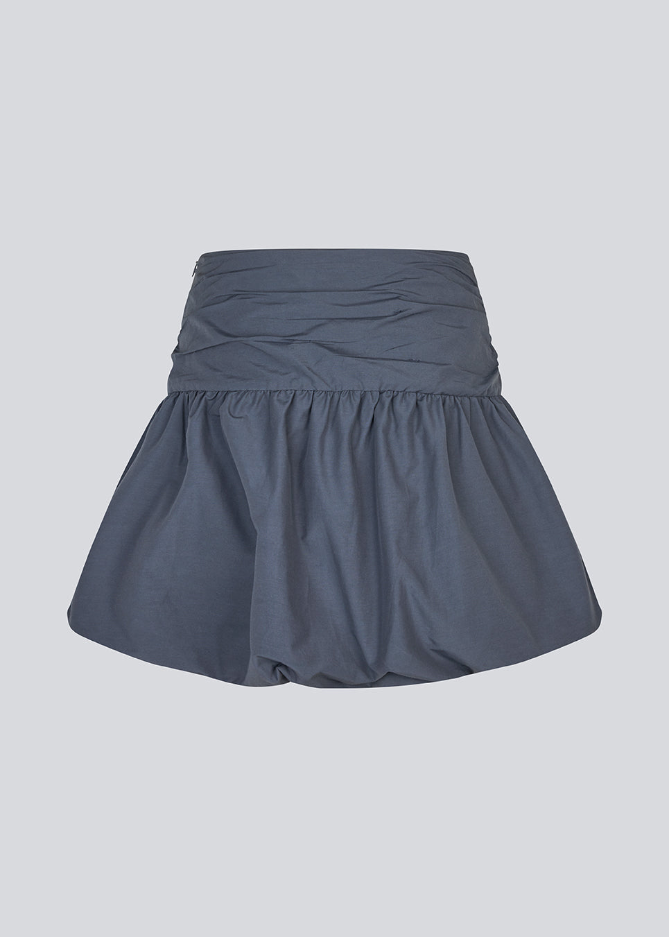 Kort nederdel i mørkeblå med ballon effekt. MargotMD poplin skirt har en usynlig lynlås i siden.