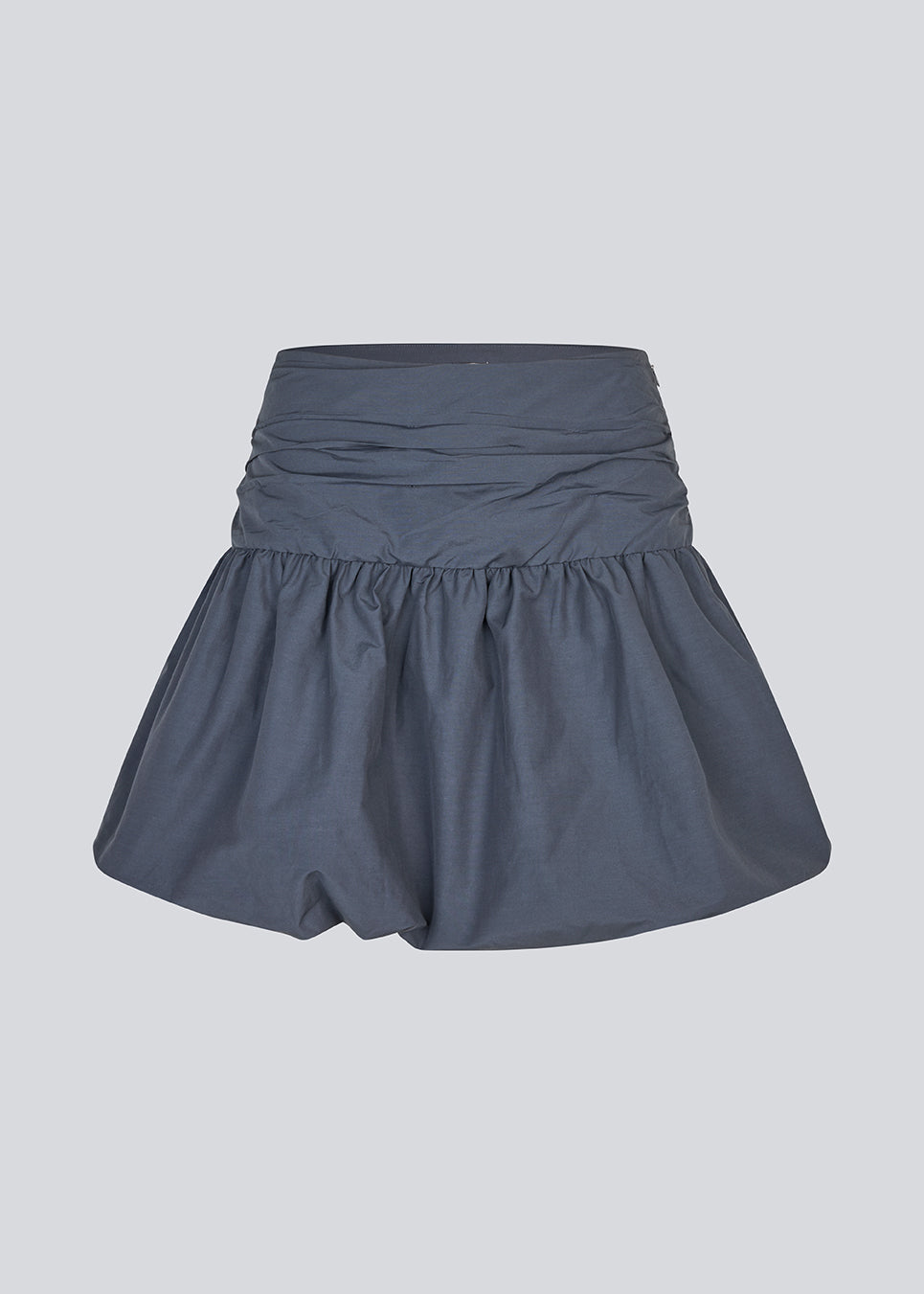 Kort nederdel i mørkeblå med ballon effekt. MargotMD poplin skirt har en usynlig lynlås i siden.