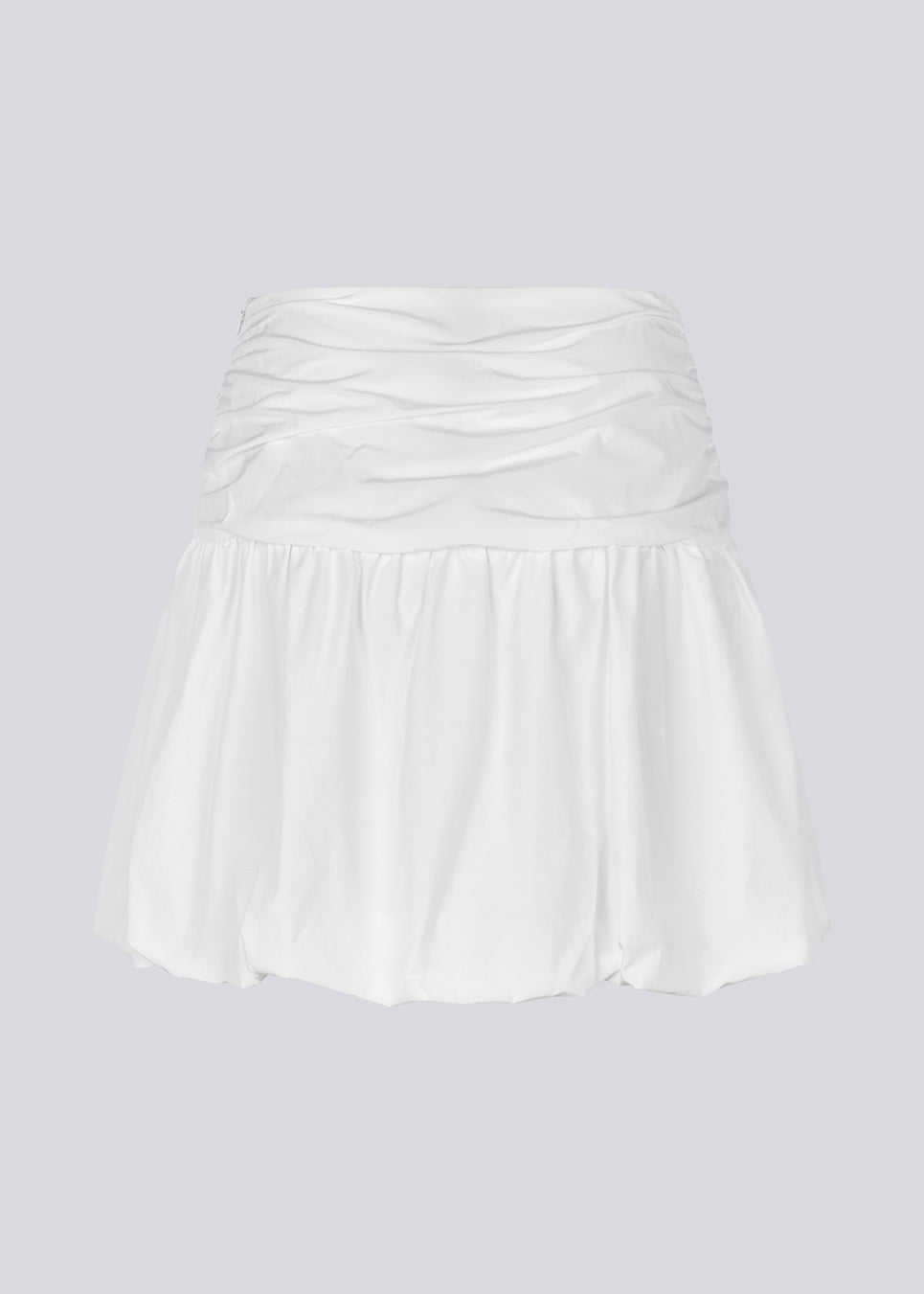 Kort nederdel i hvid med ballon effekt. MargotMD poplin skirt har en usynlig lynlås i siden. Modellen er 177 cm og har en str S/36 på.