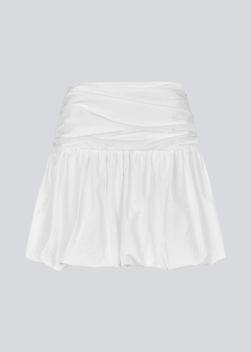 Kort nederdel i hvid med ballon effekt. MargotMD poplin skirt har en usynlig lynlås i siden. Modellen er 177 cm og har en str S/36 på.