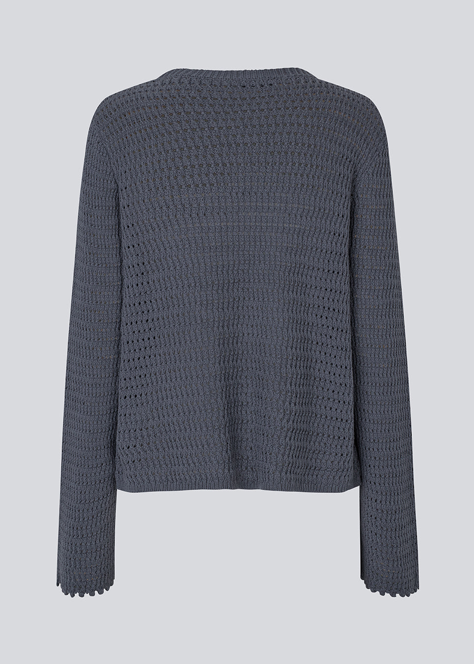 Hæklet langærmet bluse/trøje i mørkeblå i økologisk bomuld. MieMD top har detaljerede kanter og lange brede ærmer.