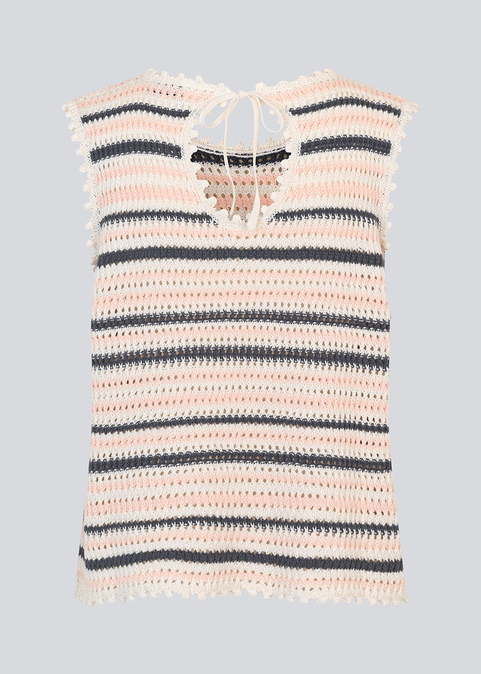 Hæklet top uden ærmer i økologisk bomuld. MieMD stripe top har detaljerede kanter og en dyb v-udskæring på ryggen som bindes med et bindebånd. Modellen er 177 cm og har en str. S/36 på.