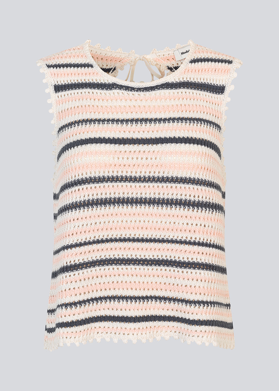 Hæklet top uden ærmer i økologisk bomuld. MieMD stripe top har detaljerede kanter og en dyb v-udskæring på ryggen som bindes med et bindebånd. Modellen er 177 cm og har en str. S/36 på.