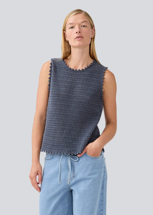 Hæklet top i mørkeblå uden ærmer i økologisk bomuld. MieMD top har detaljerede kanter og en dyb rygudskæring. Modellen er 177 cm og har en str S/36 på.