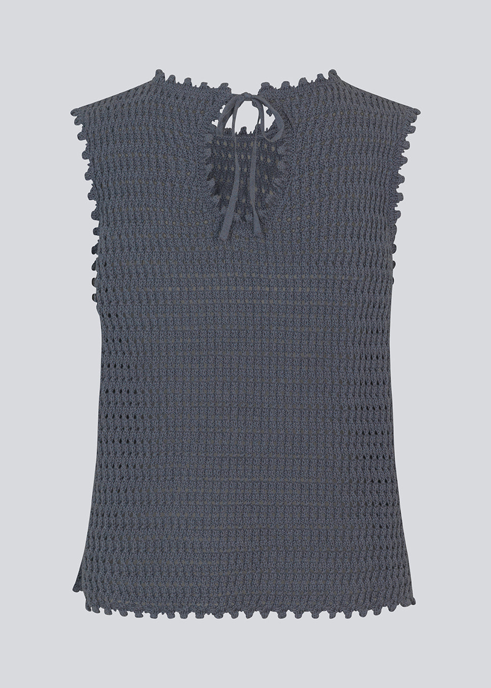 Hæklet top i mørkeblå uden ærmer i økologisk bomuld. MieMD top har detaljerede kanter og en dyb rygudskæring. Modellen er 177 cm og har en str S/36 på.