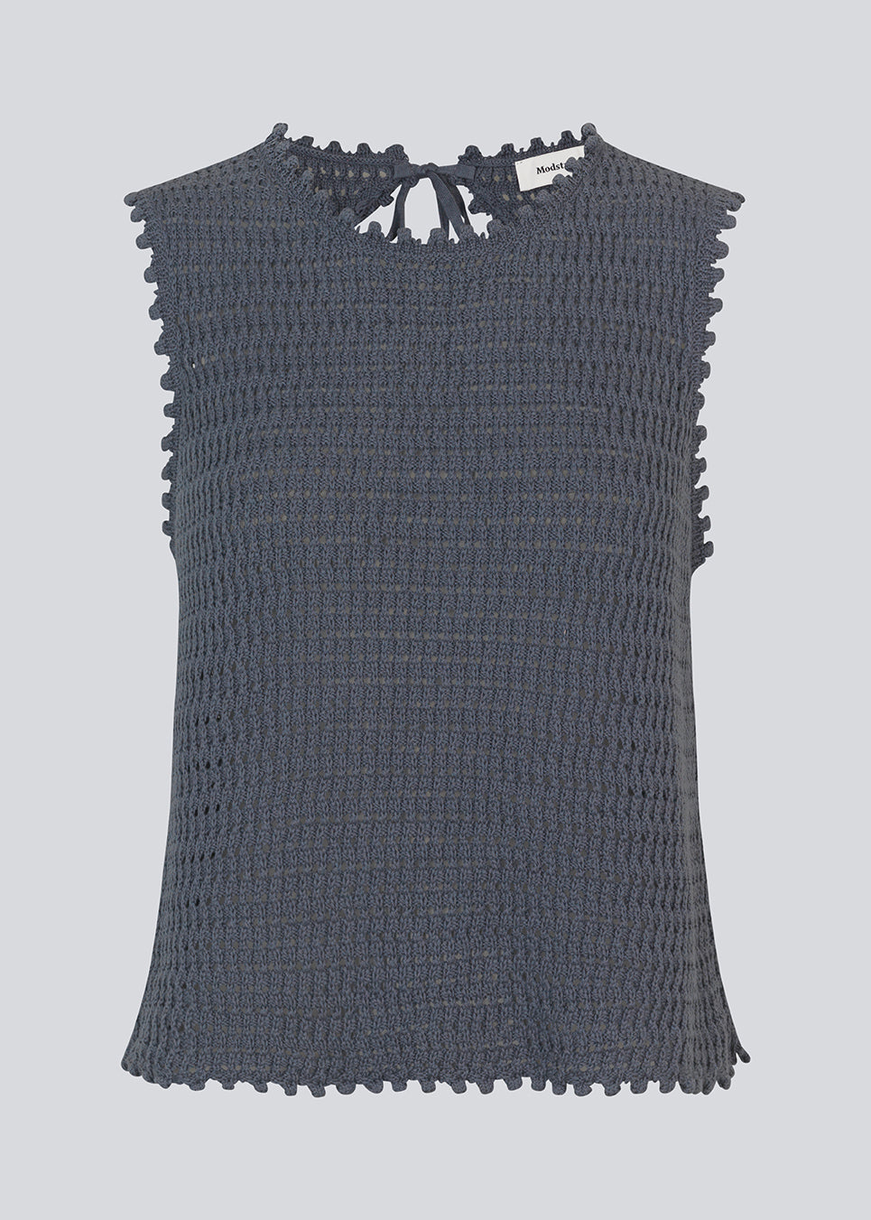 Hæklet top i mørkeblå uden ærmer i økologisk bomuld. MieMD top har detaljerede kanter og en dyb rygudskæring. Modellen er 177 cm og har en str S/36 på.
