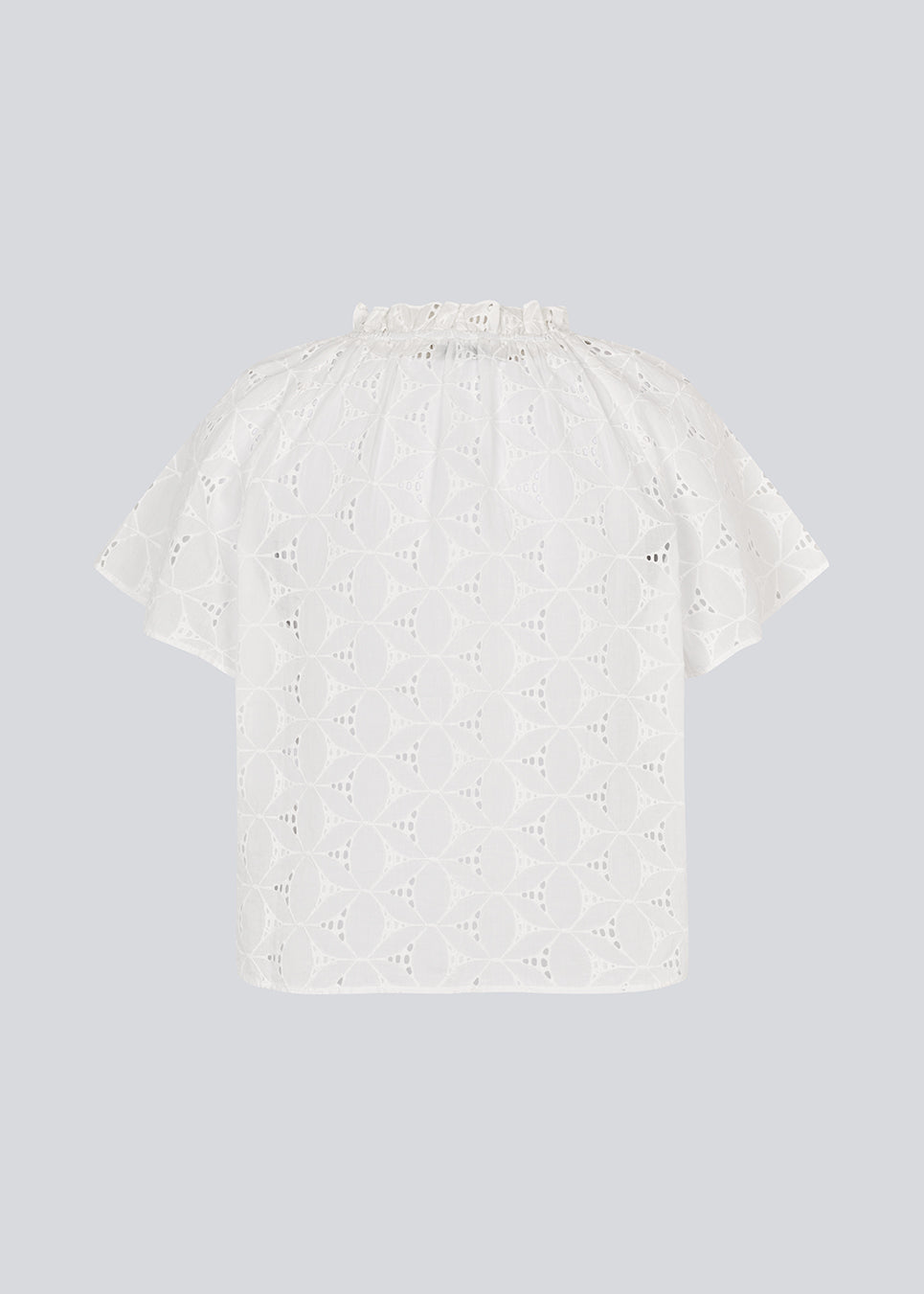 Kortærmet top i broderie anglaise. NanetteMD SS top har en løs pasform og en åbning fortil med knappelukning.