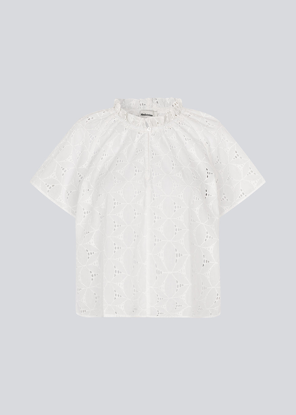 Kortærmet top i broderie anglaise. NanetteMD SS top har en løs pasform og en åbning fortil med knappelukning.