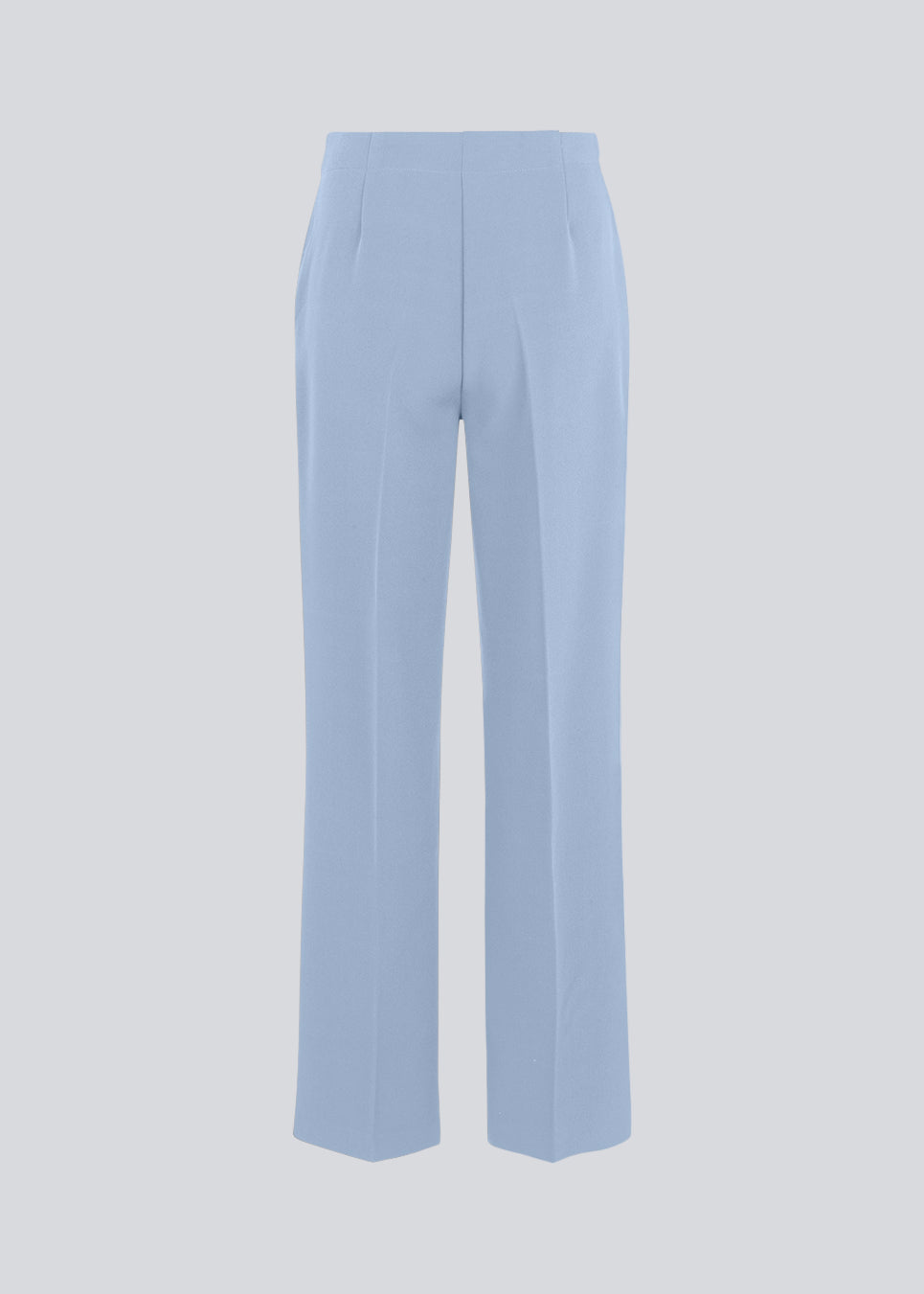 Klassiske bukser i lyseblå med pressefolder og lige ben. Nelli pants lukkes med en skjult lynlås i siden og har en skjult elastik indeni taljen for et mere komfortabelt fit. Modellen er 175 cm og har en størrelse S/36 på Indersøm (S/36): 82 cm Bukserne forlænges med 0,5 cm for hver størrelse.