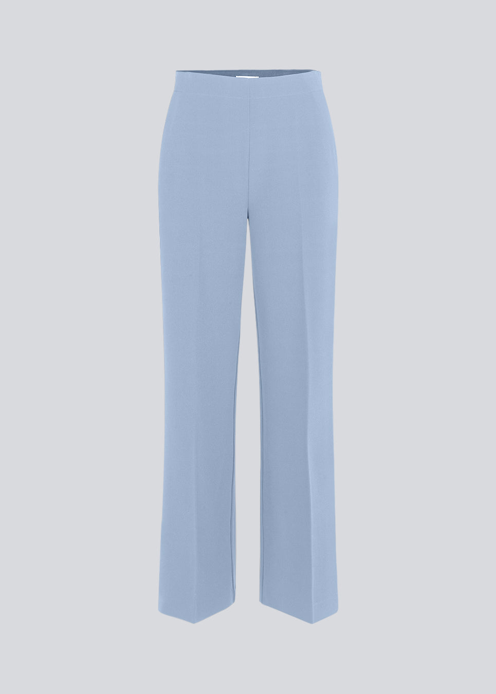 Klassiske bukser i lyseblå med pressefolder og lige ben. Nelli pants lukkes med en skjult lynlås i siden og har en skjult elastik indeni taljen for et mere komfortabelt fit. Modellen er 175 cm og har en størrelse S/36 på Indersøm (S/36): 82 cm Bukserne forlænges med 0,5 cm for hver størrelse.
