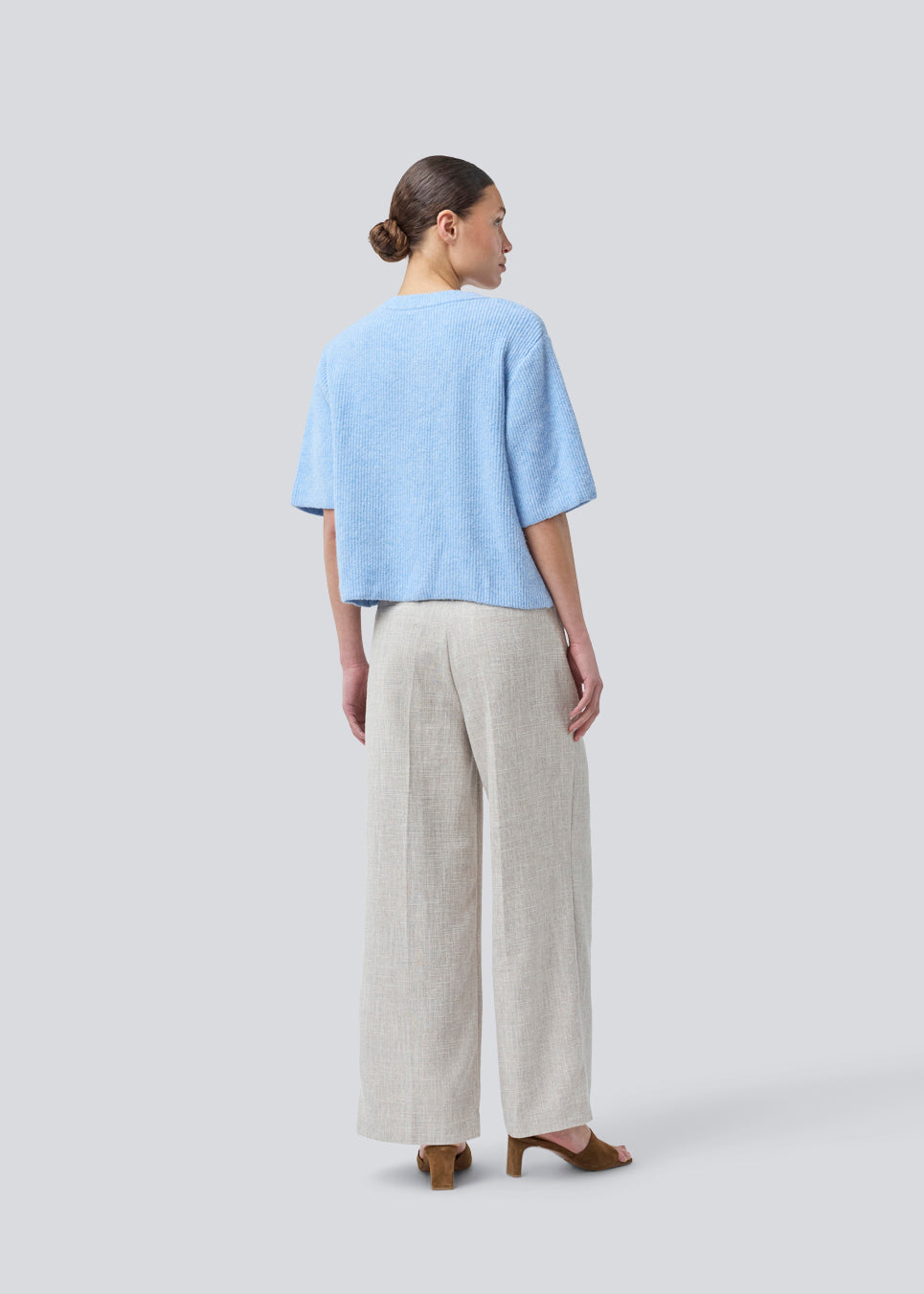 Kortærmet blå cardigan i blød strik. NoeMD cardigan har en løs pasform og knappelukning fortil.