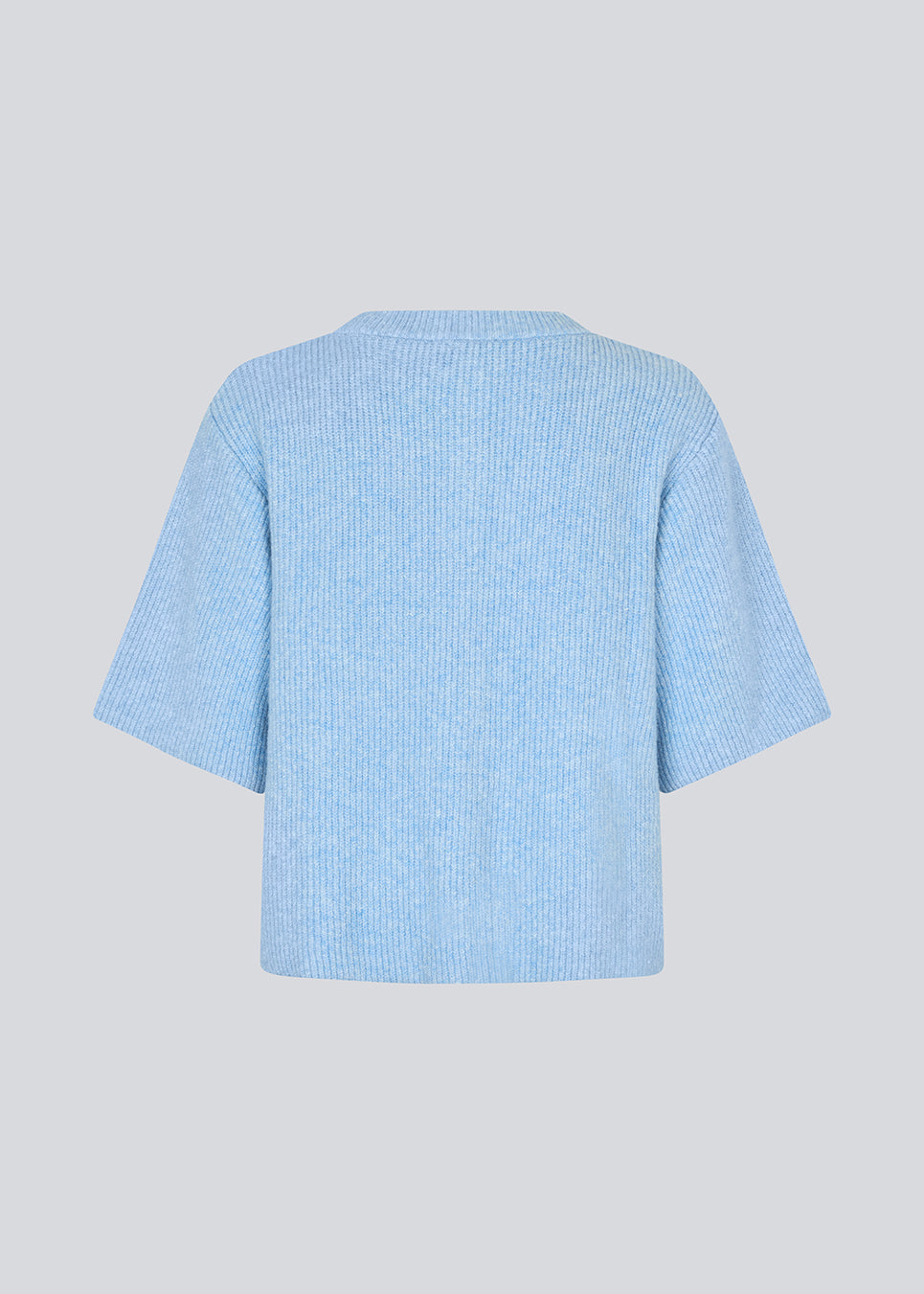 Kortærmet blå cardigan i blød strik. NoeMD cardigan har en løs pasform og knappelukning fortil.