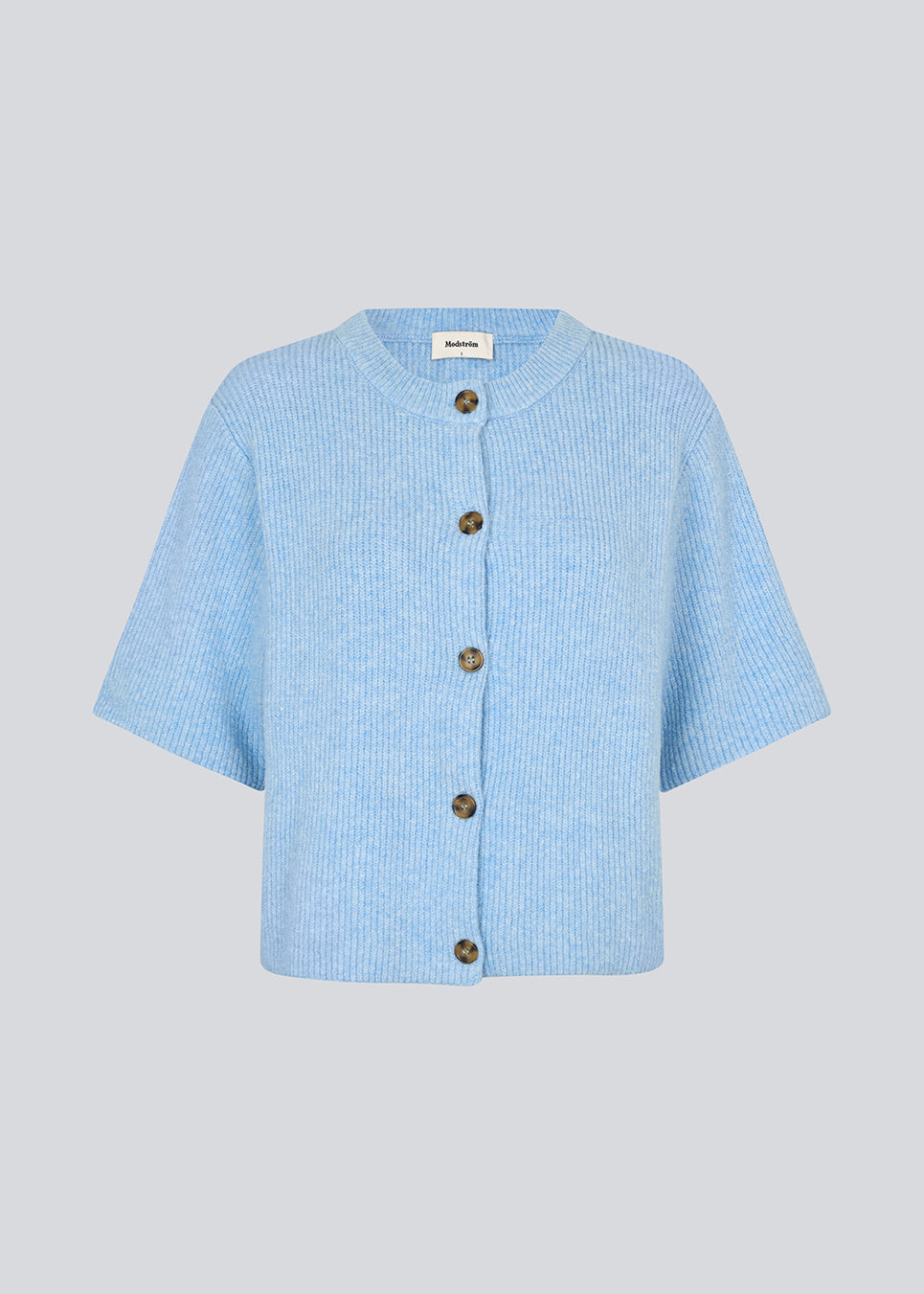 Kortærmet blå cardigan i blød strik. NoeMD cardigan har en løs pasform og knappelukning fortil.