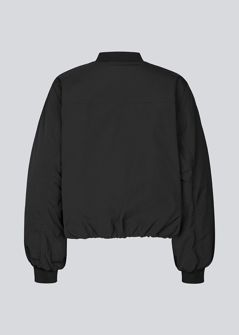 Vatteret sort bomber jacket med rynkedetalje på ærmet. Obimd jacket er let cropped og har en lynlåslukning og to forlommer. 