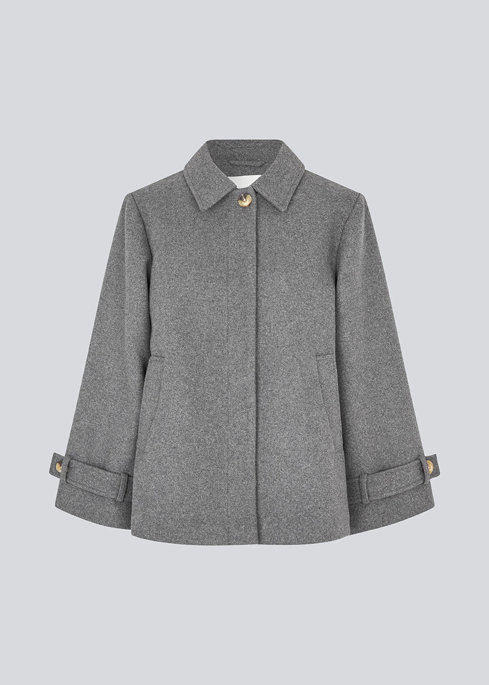 Klassisk kort jakke i uldblanding. Ofiamd jacket har en afslappet pasform, skjult knappelukning og krave. Modellen er 175 cm og har en str. s/36 på.