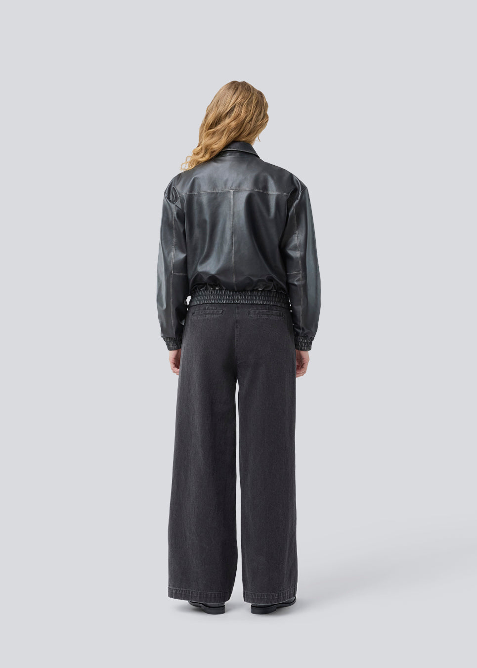 Bomberjakke med et vintagelook i 100% lammelæder. Opeyamd jacket har krave og to forlommer med knappelukning. Modellen er 175 og har en str. s/36 på.